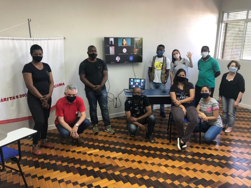 Haitianos e Venezuelanos criam projeto de economia solidária para serviços gerais e jardinagem