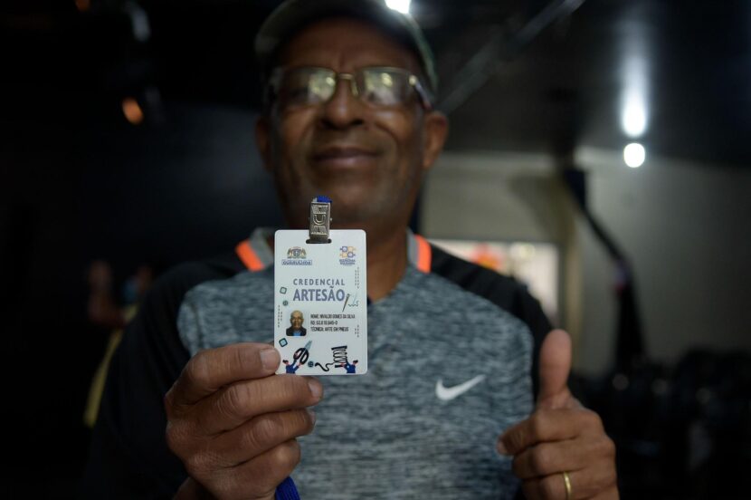 Artesãos recebem credenciais da Feira da Economia Solidária, em Guarulhos/SP